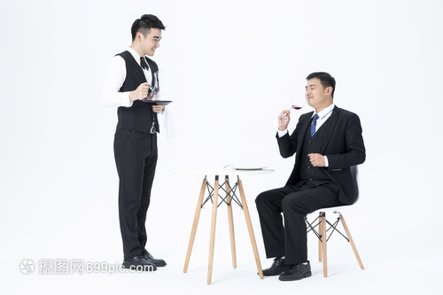 光影交融的藝術(shù) 淺談服務(wù)員品酒服務(wù)與專(zhuān)業(yè)攝影攝像的融合魅力